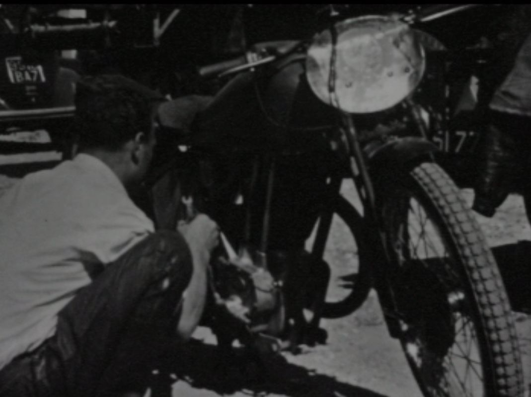 Course de moto sur l'avenue du Prado (1947)